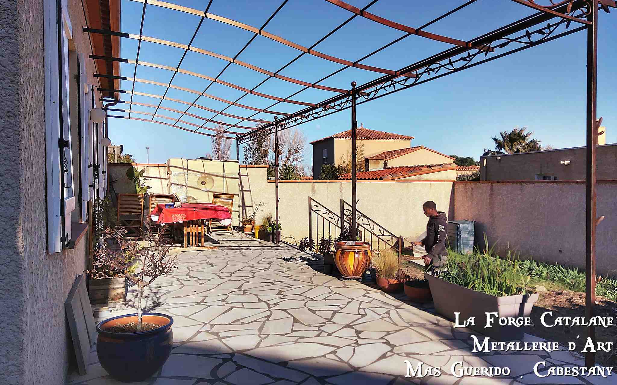 pergola rouillee avec frise rameau olivier avec feuilles et olives forge catalane.jpg